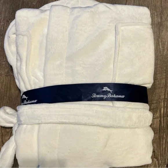 Tommy Bahama White Plush Robe with Navy Accents New - Picture 5 of 5